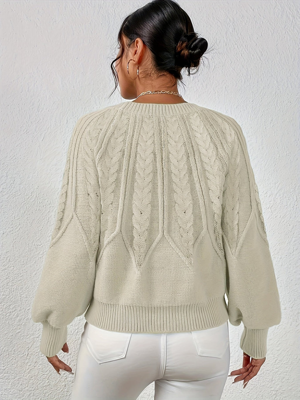 Afslappet kabelstrikket sweater, styling til hverdag