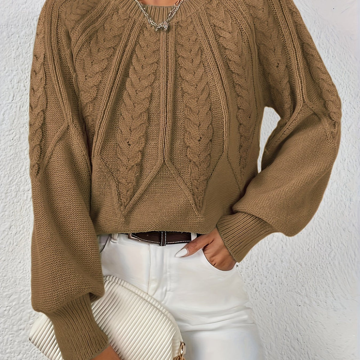 Afslappet kabelstrikket sweater, set bagfra