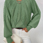 Afslappet kabelstrikket sweater, båret over bluse