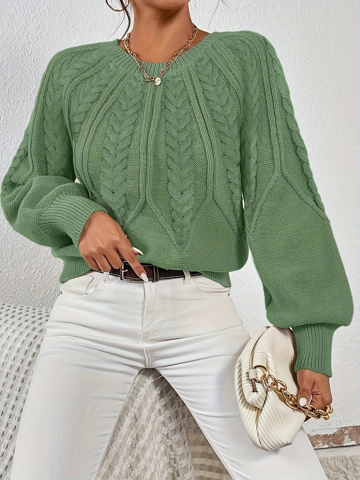 Afslappet kabelstrikket sweater, båret med jeans