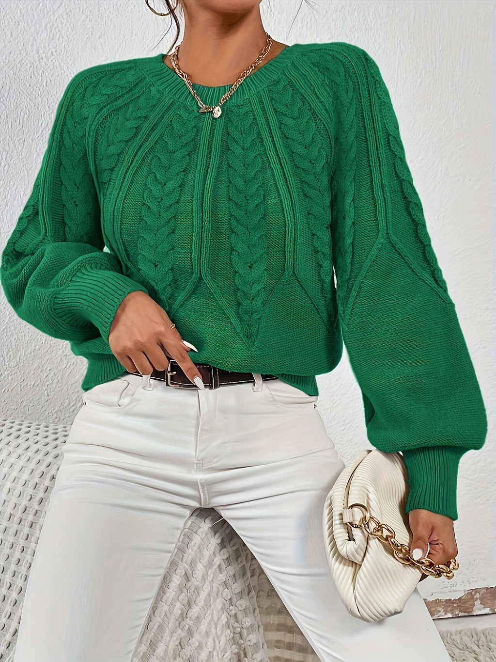 Afslappet kabelstrikket sweater, detalje af halskant