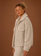 Oversized teddyjakke i kaki, sidevinkel