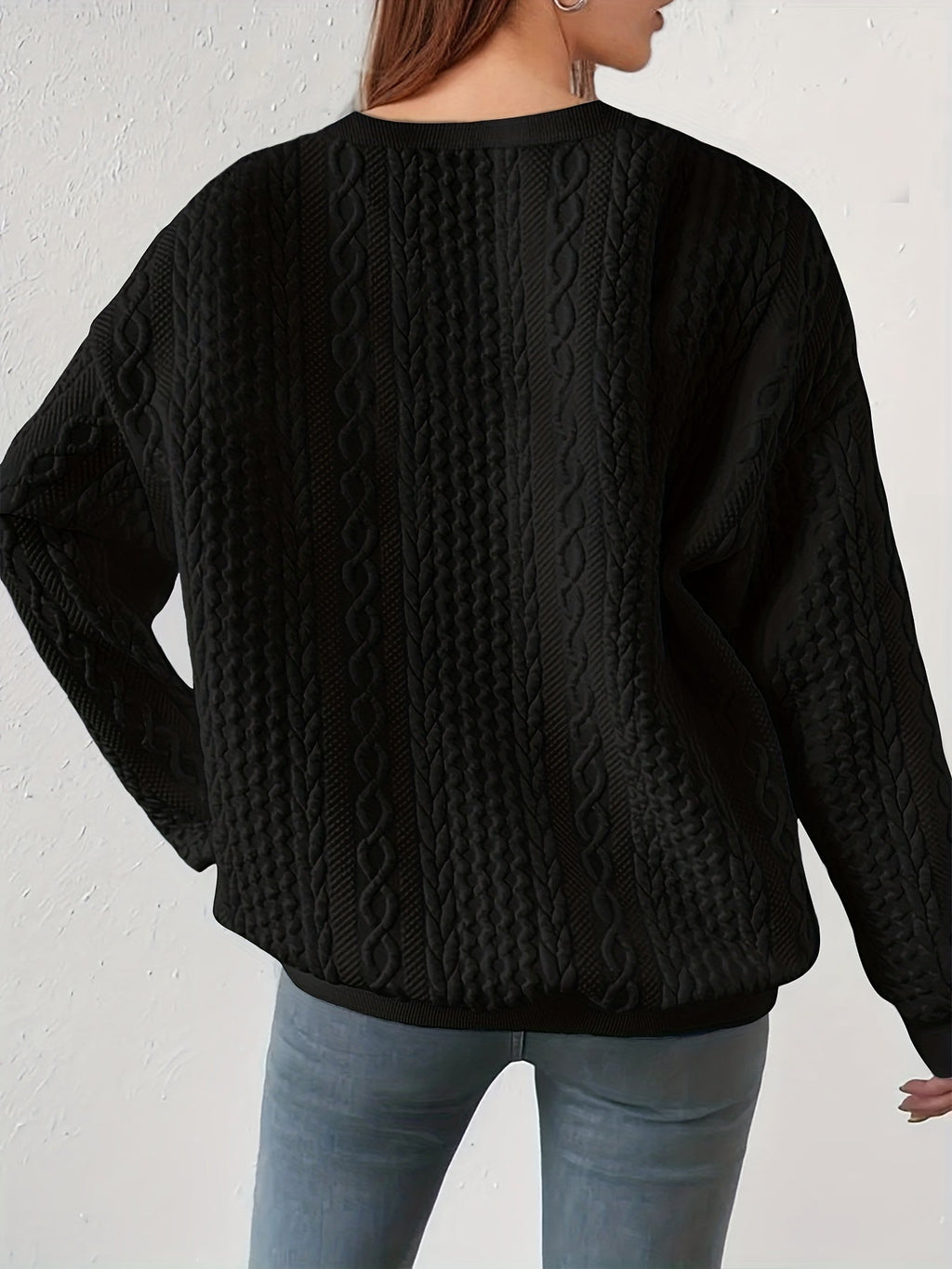 Teksturet kabelstrik-sweatshirt, styling til hverdag