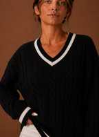 Nærbillede af kabelstrikmønsteret på den sorte sweater