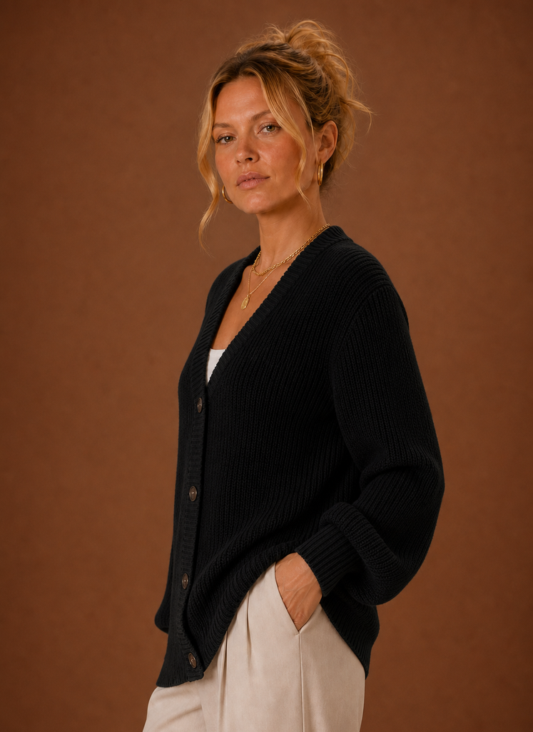 V-hals cardigan i sort set fra siden