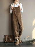 Brun denim overall til damer set forfra med justerbare stropper