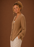 V-hals cardigan i kamel set fra siden