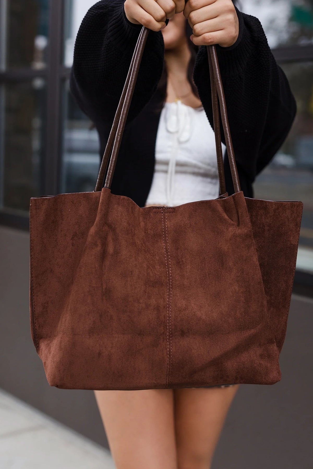 Rummelig ruskinds-shopper med medfølgende pose til damer – produktbillede, alternativ vinkel