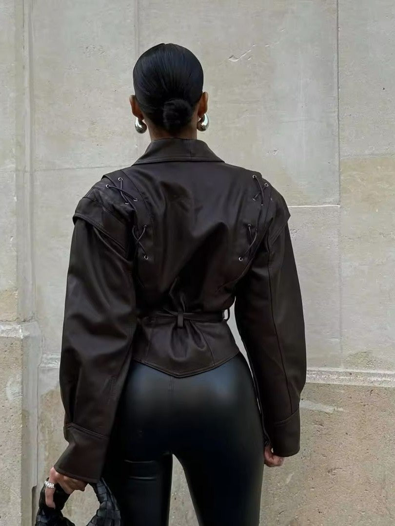 Biker-Inspireret Kunstlæderjakke, vist fra siden