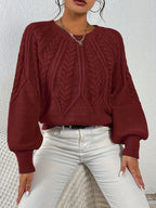 Afslappet kabelstrikket sweater, close-up af søm