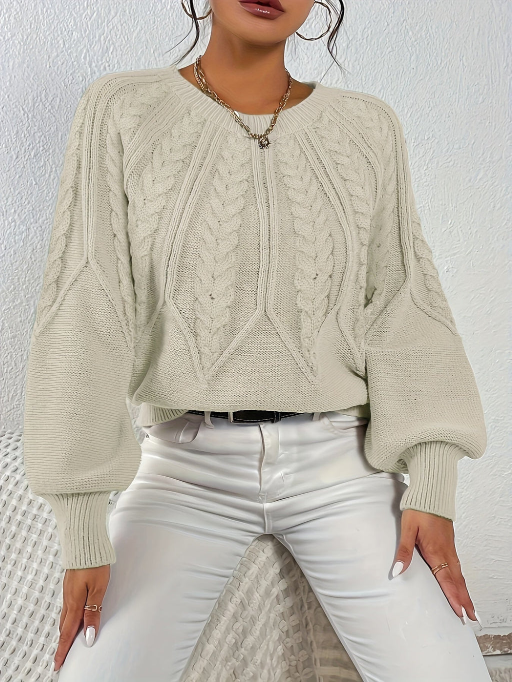 Afslappet kabelstrikket sweater, helfigur foto