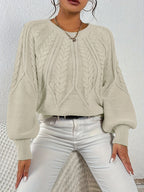 Afslappet kabelstrikket sweater, helfigur foto