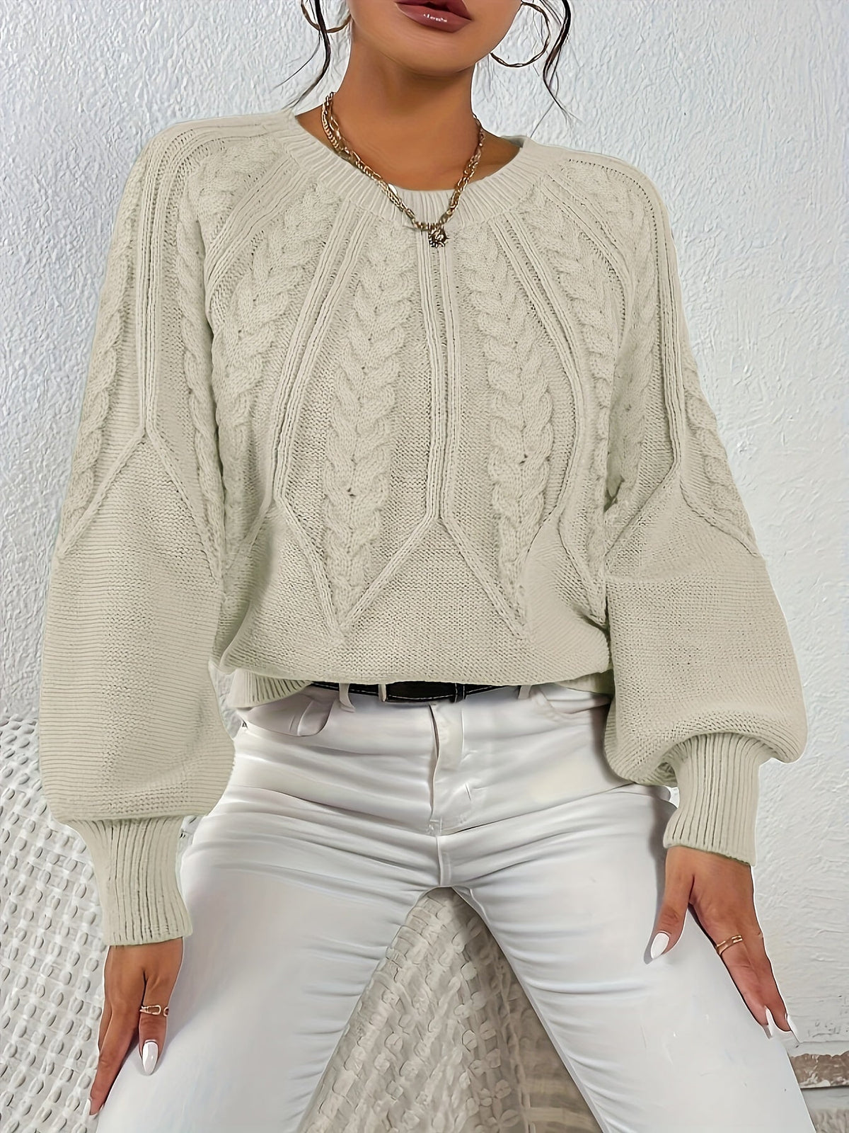 Afslappet kabelstrikket sweater, helfigur foto