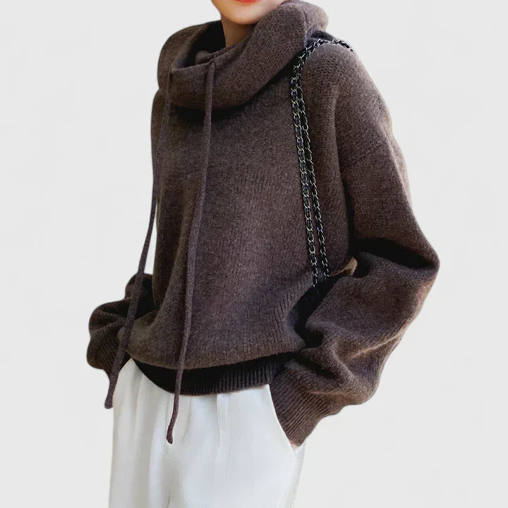 Detalje af hætten med snoretræk på den strikkede hoodie