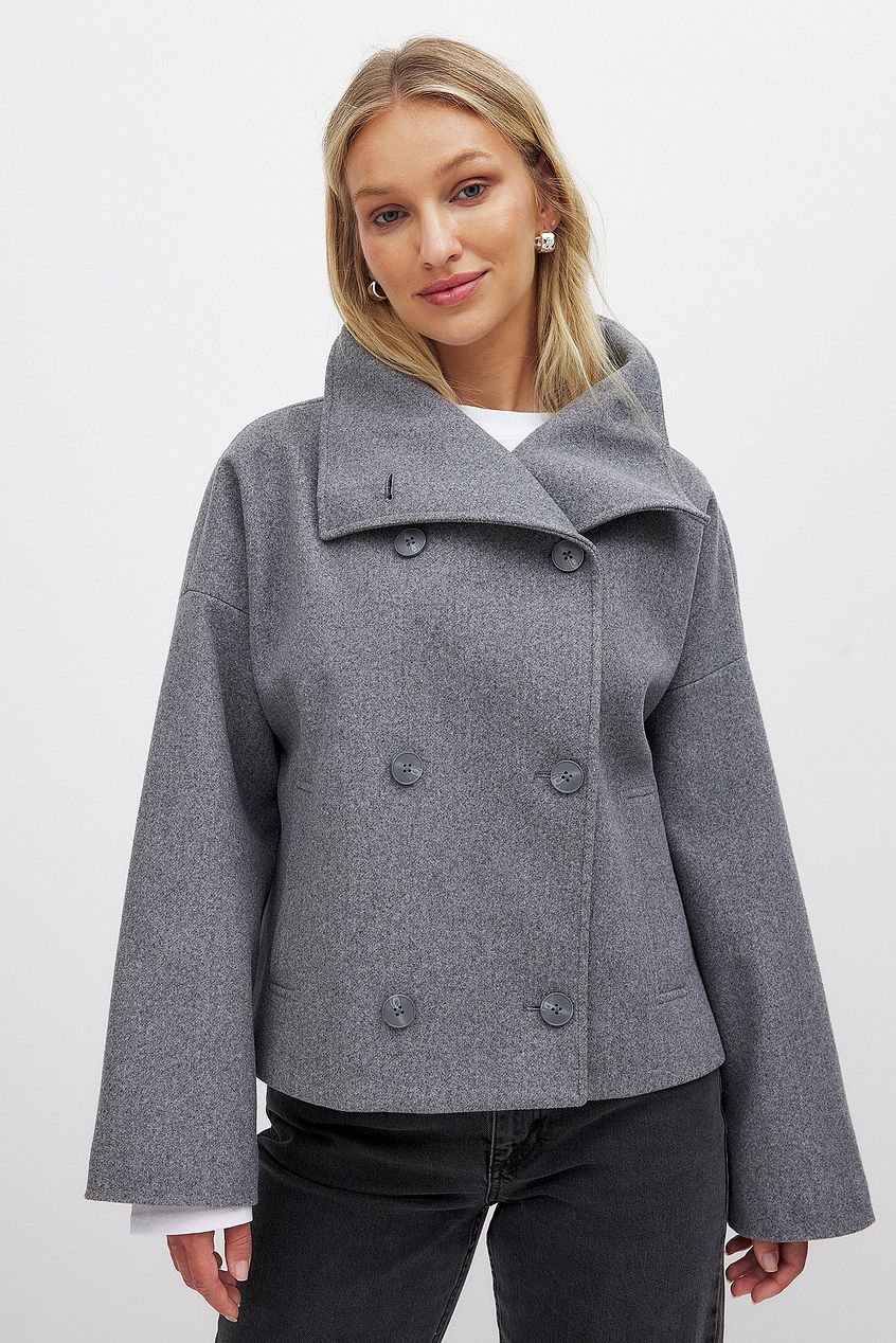 Dobbeltradet Trenchcoat i farven Sort, set forfra