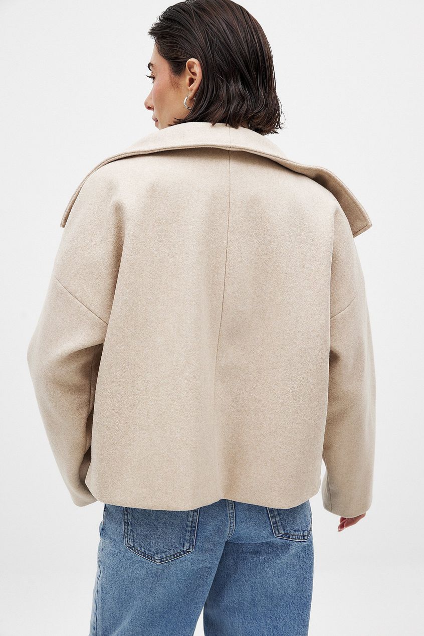 Dobbeltradet Trenchcoat i farven Grå, closeup af stoffet og syningen