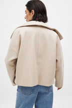 Dobbeltradet Trenchcoat i farven Grå, closeup af stoffet og syningen