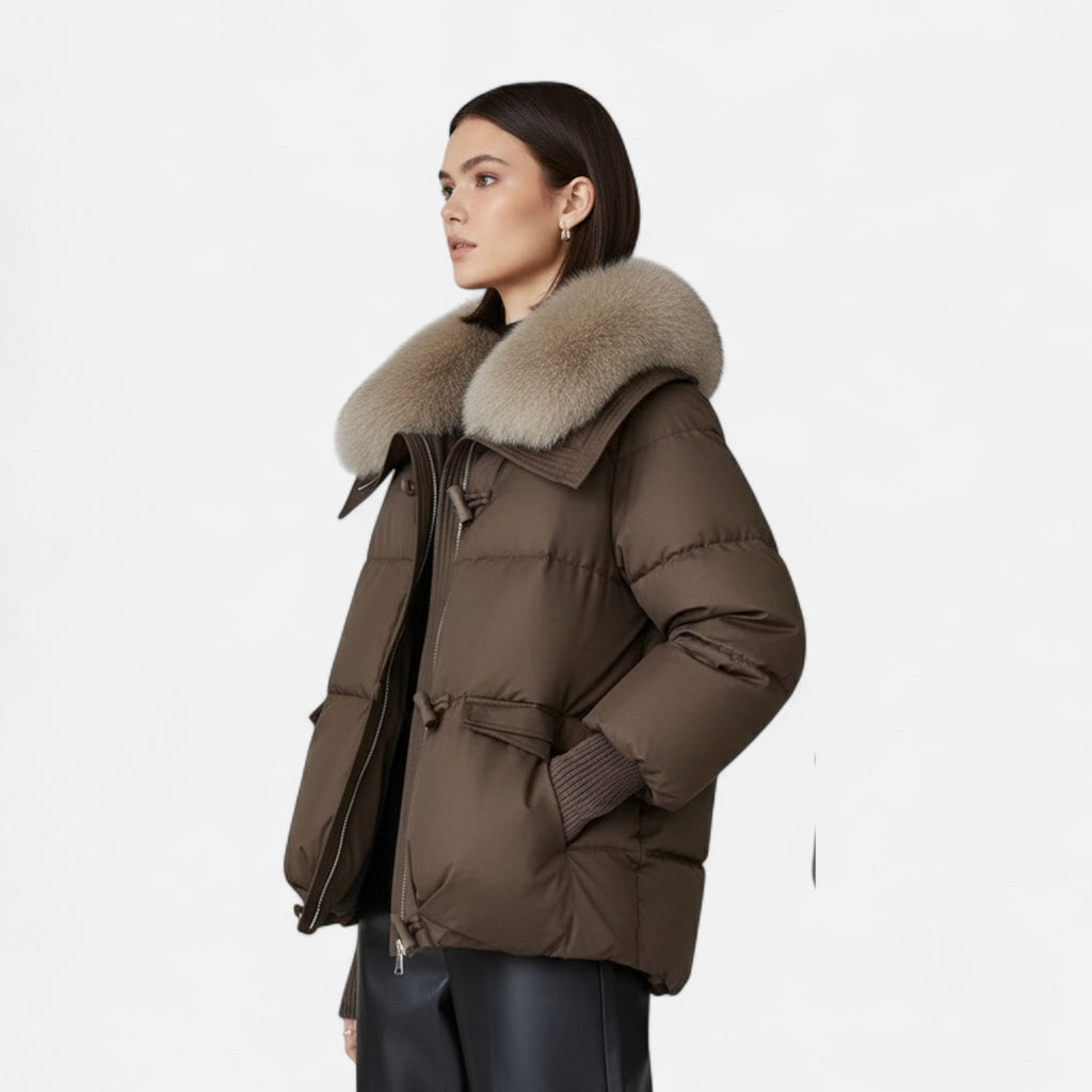 Dunjakke med Wrap-Lukning i farven Sort, set bagfra