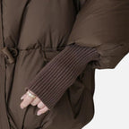 Dunjakke med Wrap-Lukning, closeup af stoffet og syningen