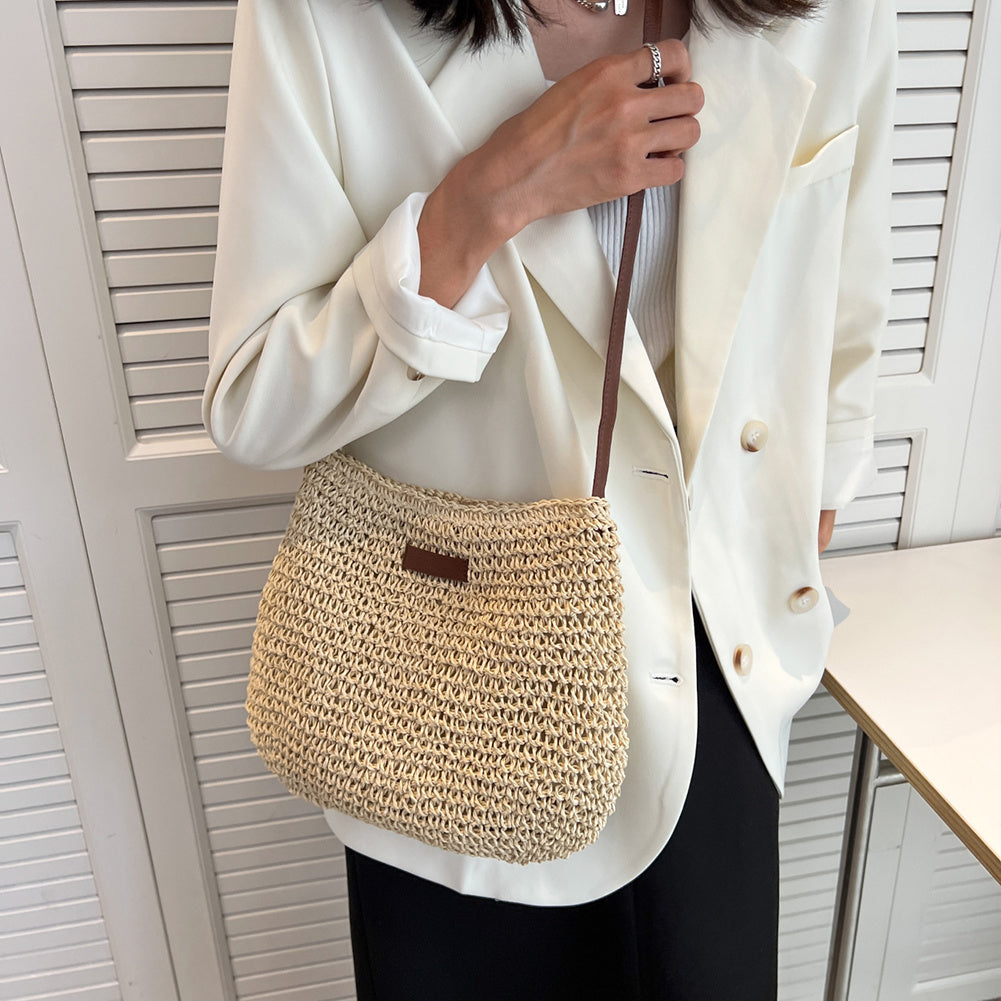 Skuldertaske i beige set fra siden
