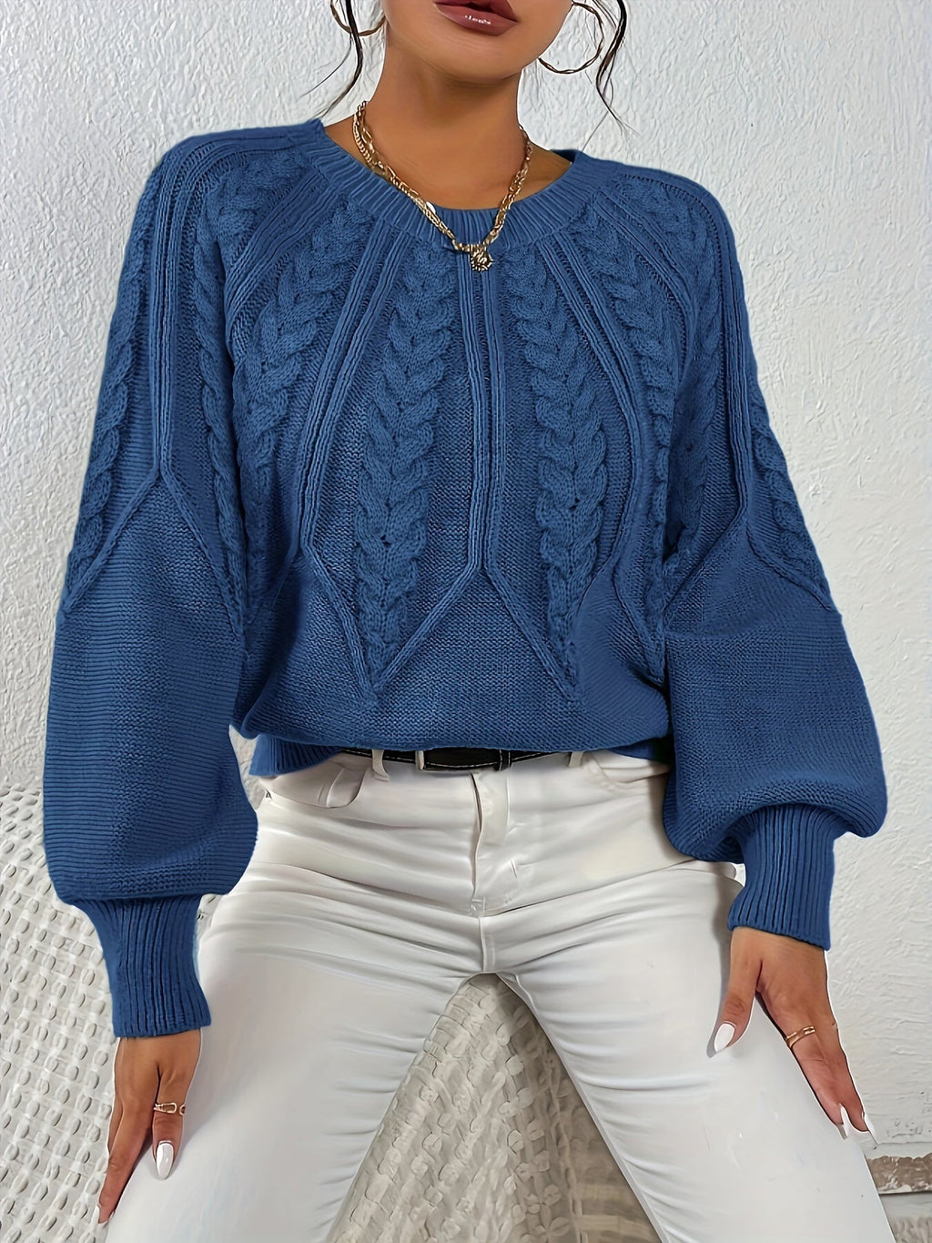 Afslappet kabelstrikket sweater, set bagfra