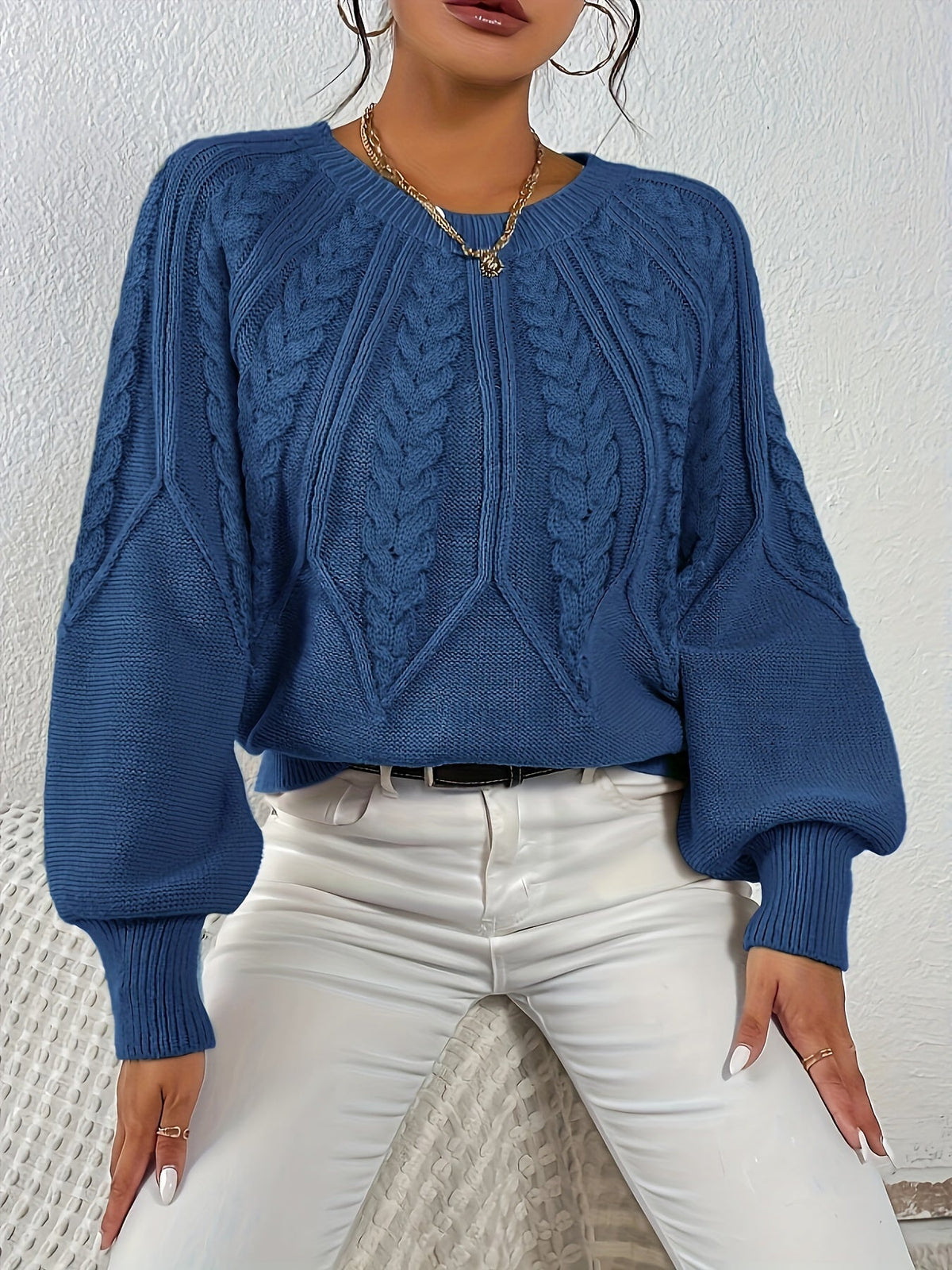 Afslappet kabelstrikket sweater, set bagfra