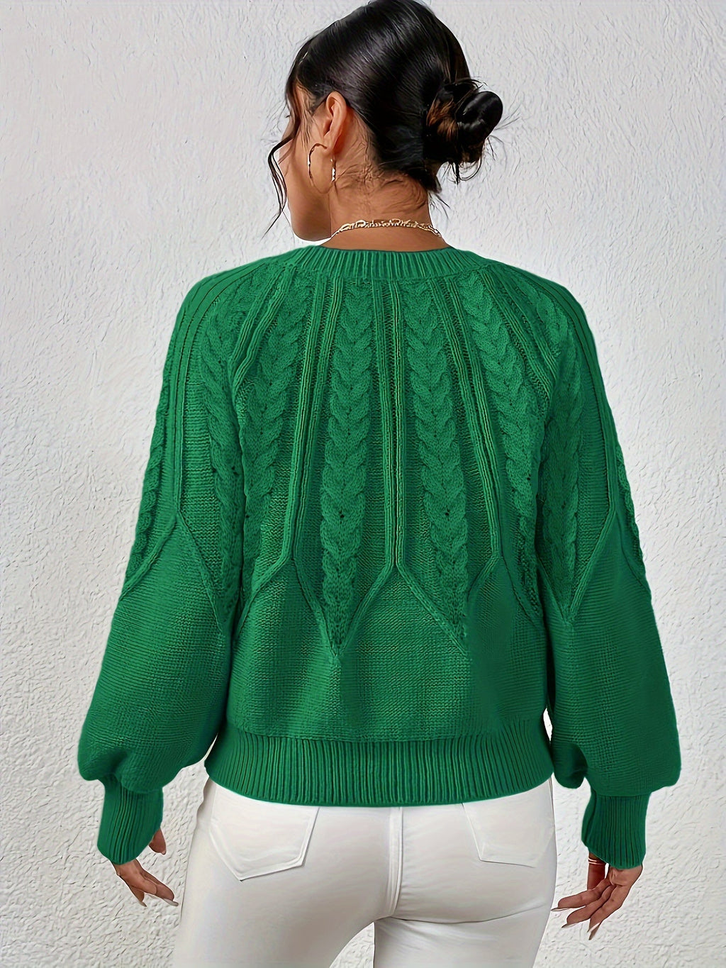 Afslappet kabelstrikket sweater, styling til hverdag