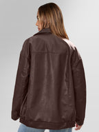 Oversized Kunstlæderjakke, closeup af stoffet og syningen