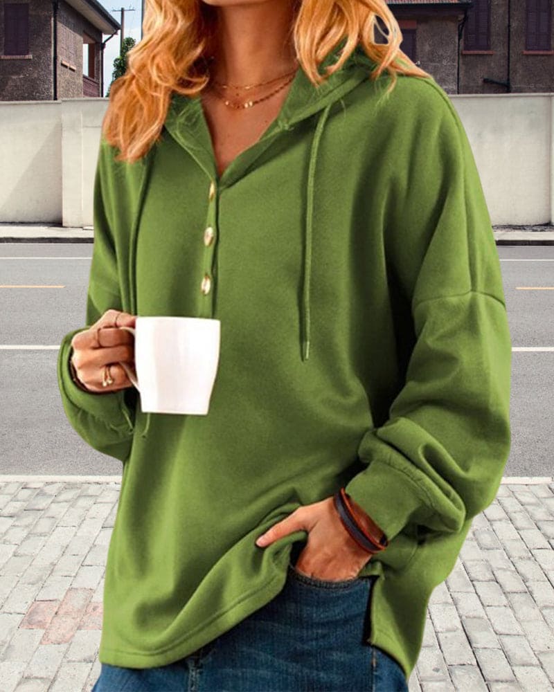 Brun hættetrøje styled til afslappet hverdagslook
