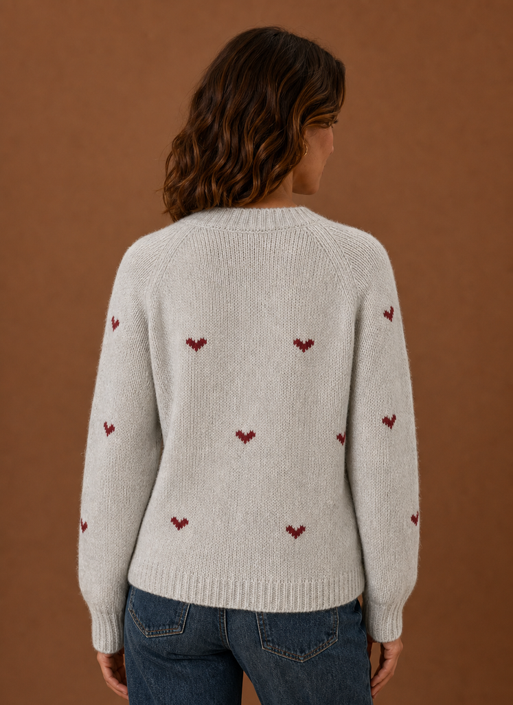 Lysegrå sweater med hjerteprint set bagfra