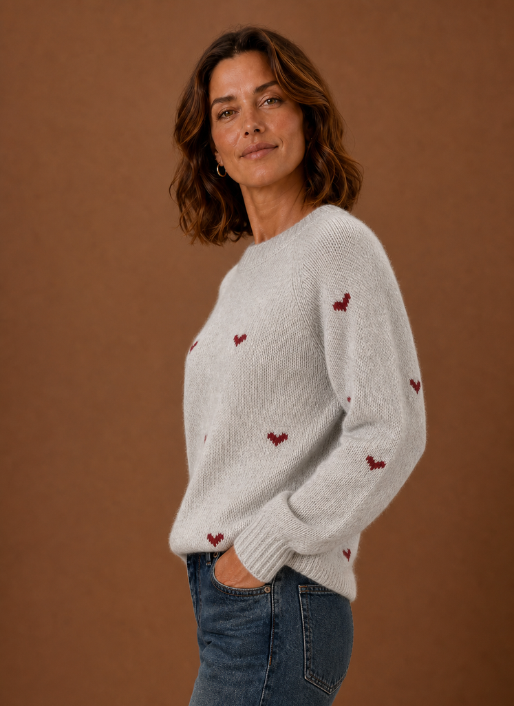 Lysegrå sweater med hjerteprint set fra siden