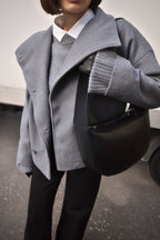 Dobbeltradet Trenchcoat i farven Beige, vist fra siden