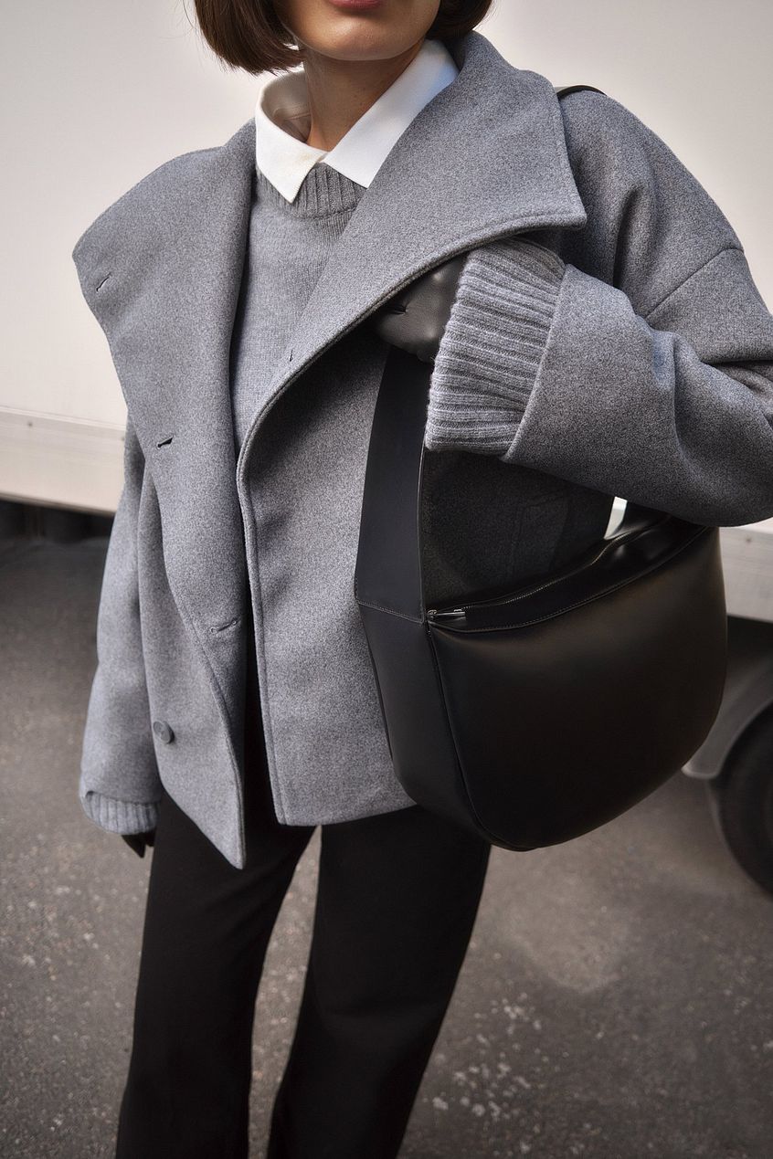 Dobbeltradet Trenchcoat i farven Beige, vist fra siden