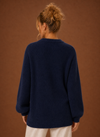 V-hals cardigan i marineblå set bagfra
