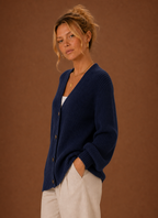 V-hals cardigan i marineblå set fra siden