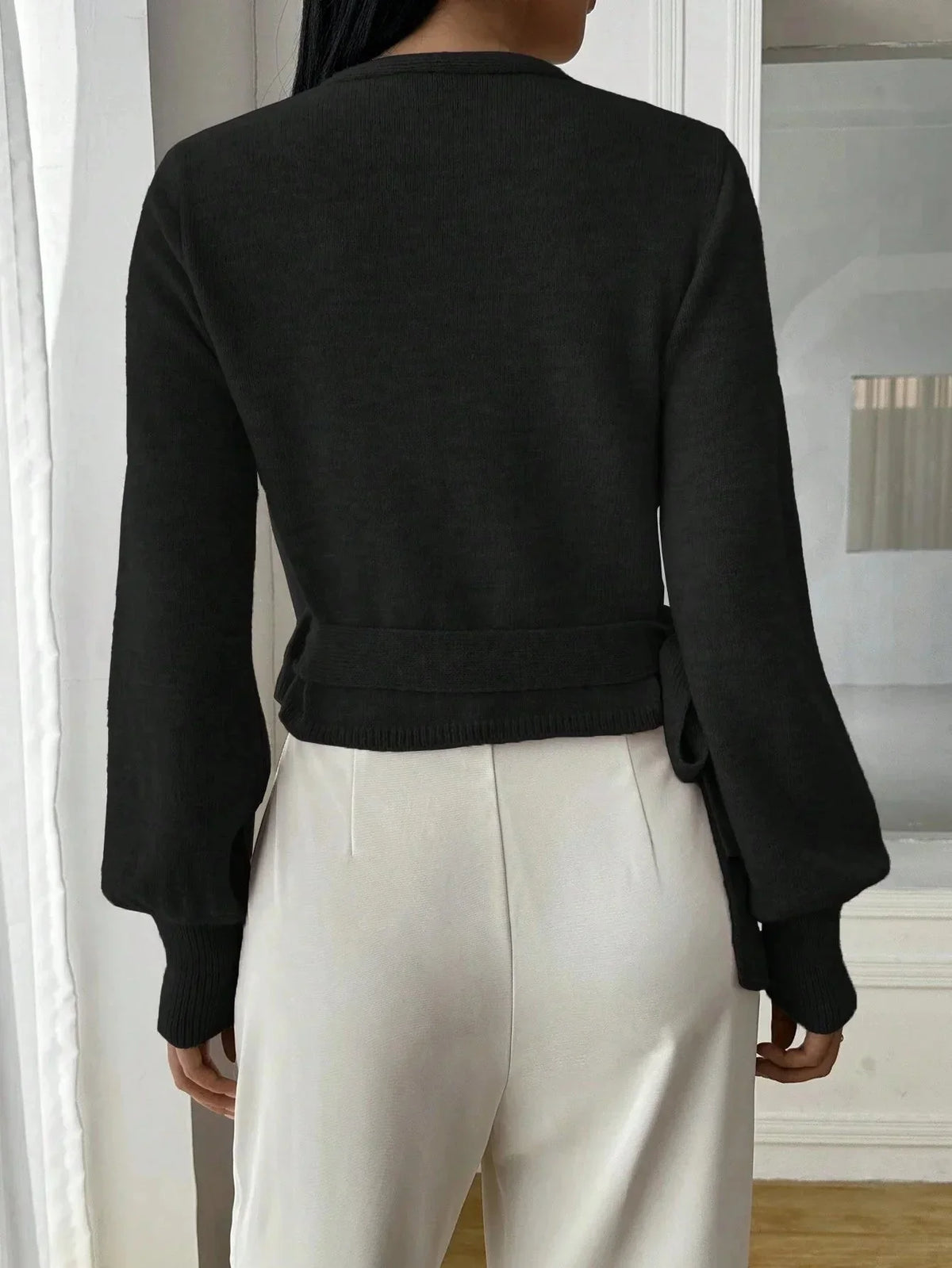 Sweater med Overlap og Bindebælte til Damer – set fra siden