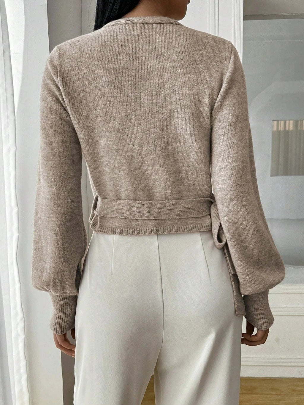Sweater med Overlap og Bindebælte til Damer – set bagfra
