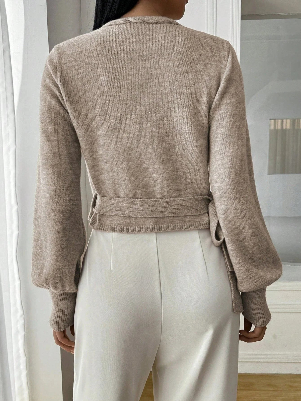 Sweater med Overlap og Bindebælte til Damer – set bagfra