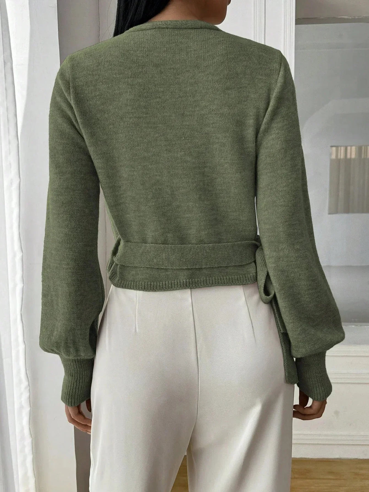 Sweater med Overlap og Bindebælte til Damer – set forfra