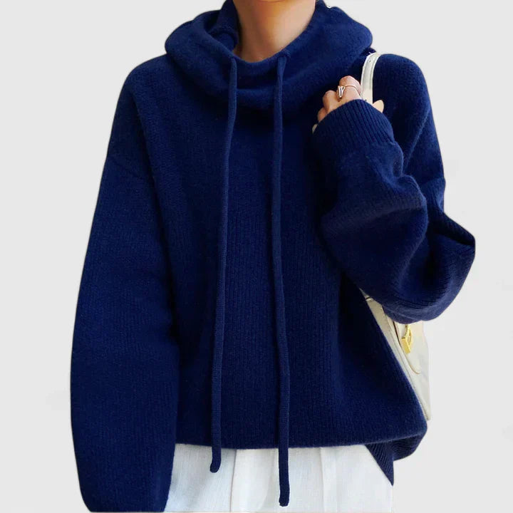 Strikket hoodie til damer set bagfra med hætte