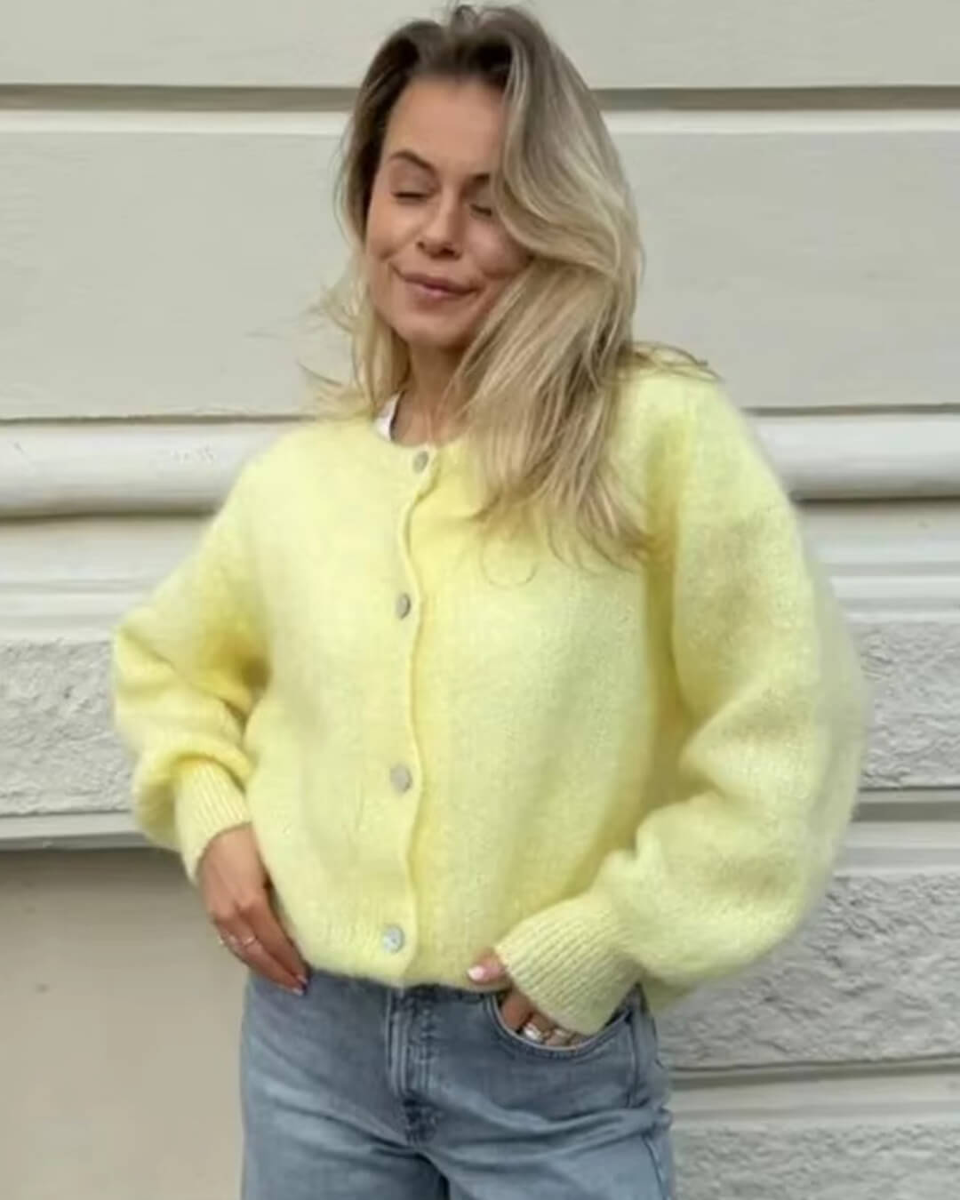 Luvet strikcardigan, helfigur foto