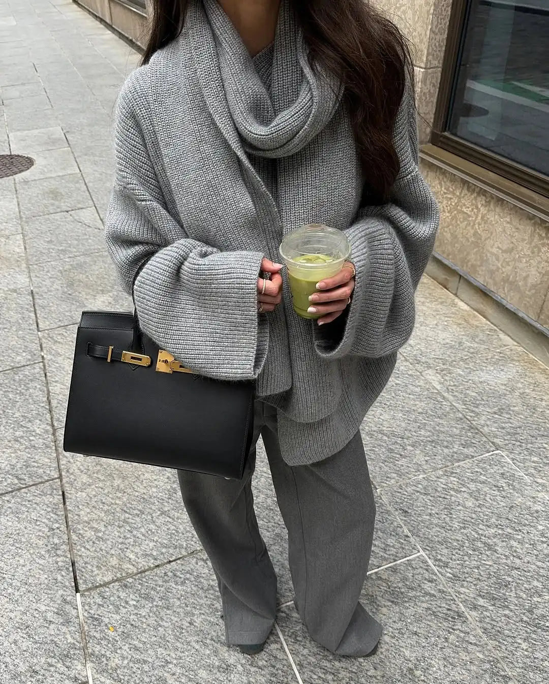 Løstsiddende strikpullover med tørklæde til damer – på model, styling-eksempel
