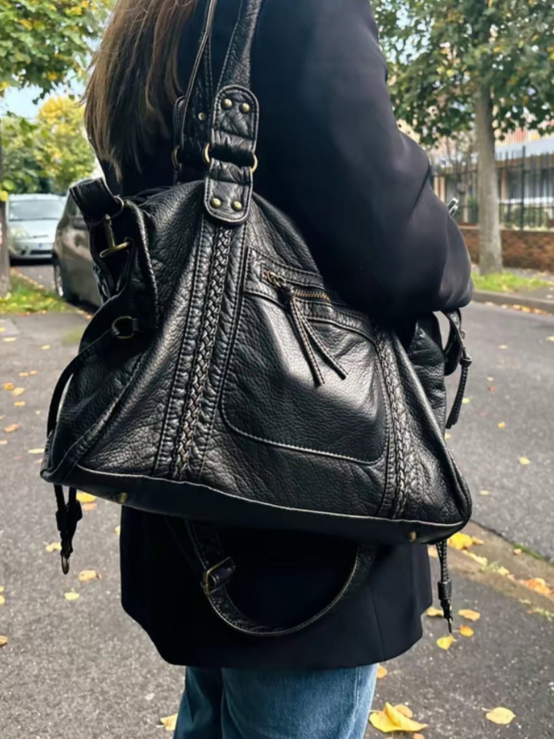 Kompakt skuldertaske i vegansk læder til damer – forfra
