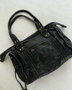 Kompakt skuldertaske i vegansk læder til damer – på model, styling-eksempel