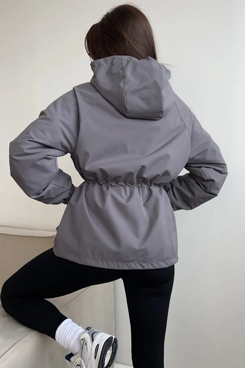 Vandtæt regnjakke med hætte, i grå farve, styling til hverdag