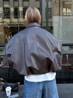Oversize kunstlæderjakke, i brun farve, helfigur foto