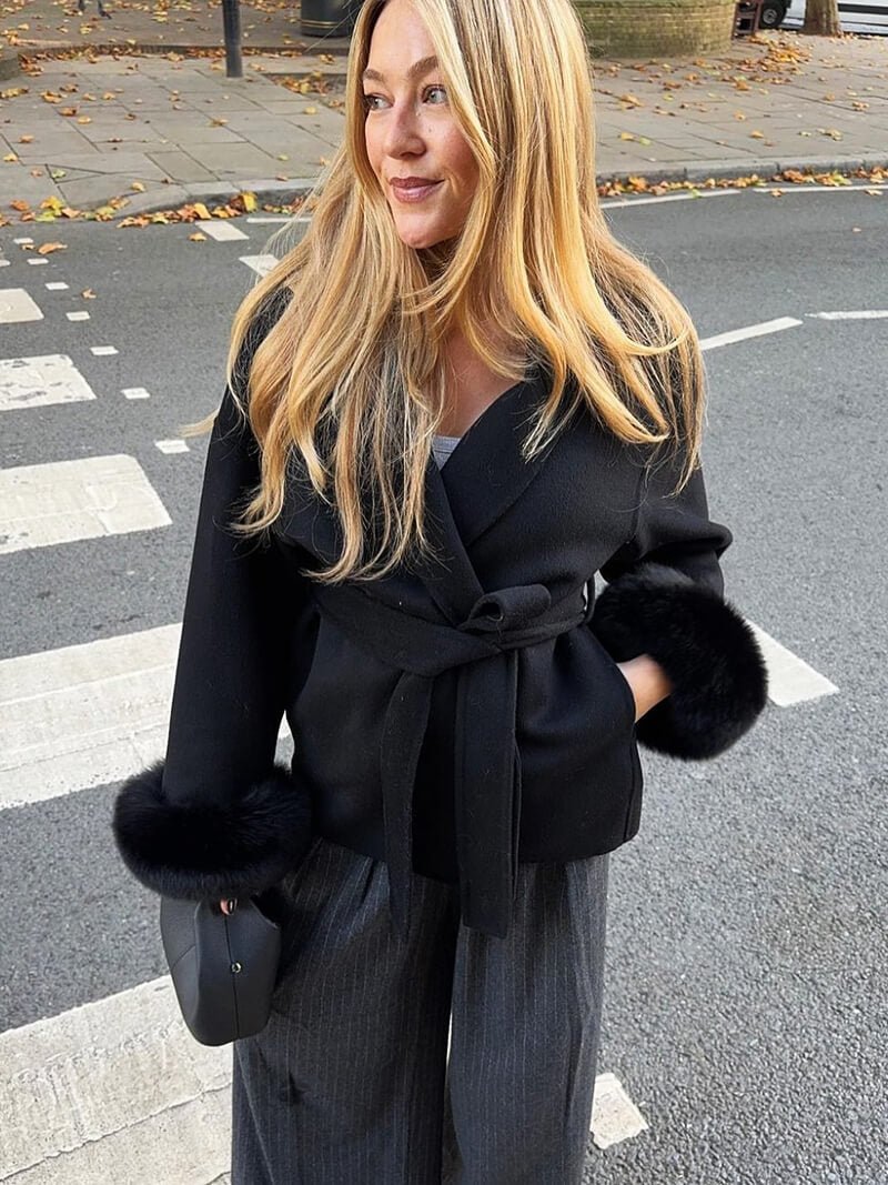 Rummelig kunstpelsfrakke til damer – detalje af lukning og krave