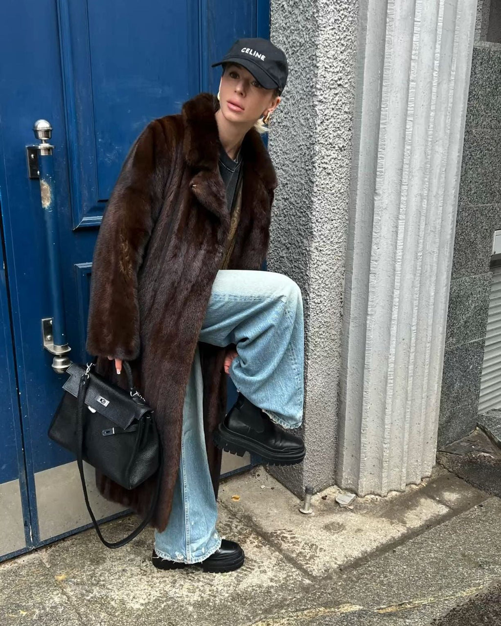 Maxi frakke i kunstpels, set fra siden