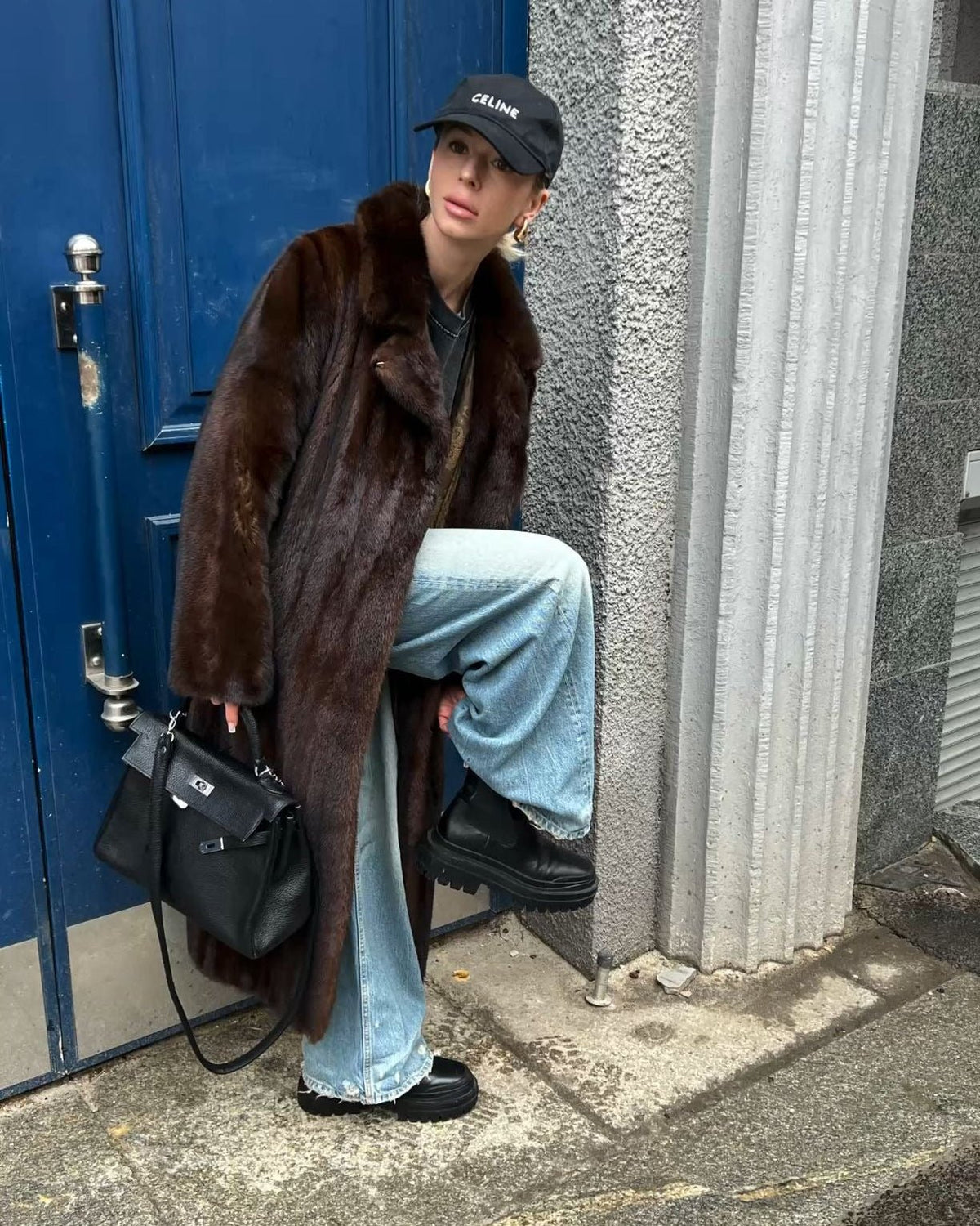 Maxi frakke i kunstpels, set fra siden