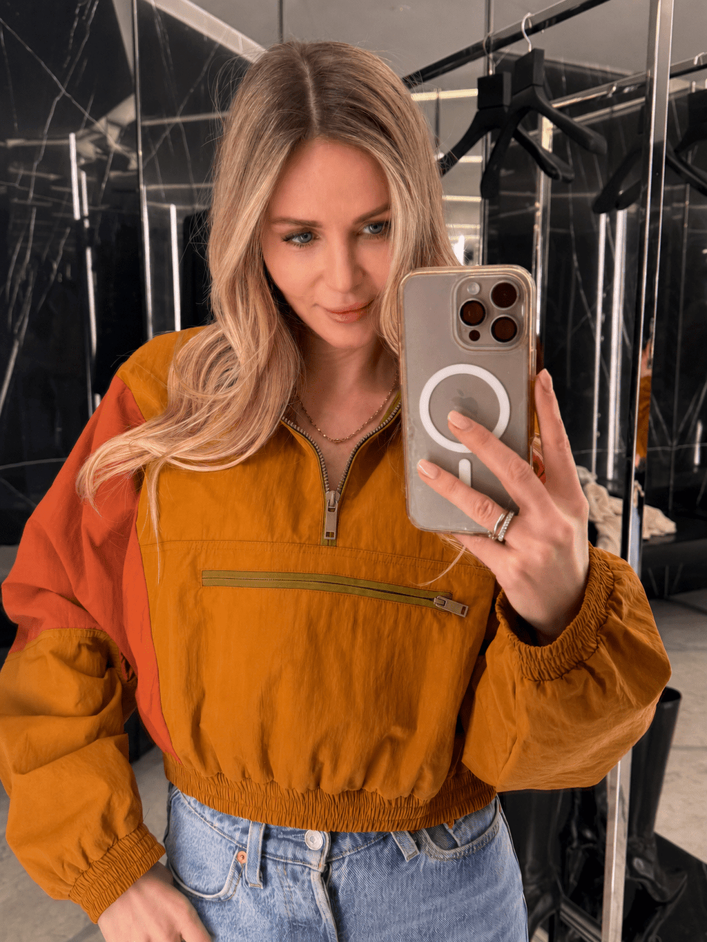 Cropped vindjakke med farveblok til damer – på model, styling-eksempel